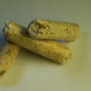 Tikros medienos granulės iš arti; iliustracinis pavyzdys.
