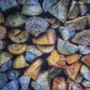 Tikros malkų rietuvės tekstūra; medienos rūšis nenurodyta.