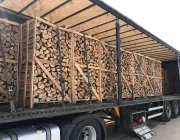 Medinėse dėžėse paruoštos malkos krovininiame automobilyje